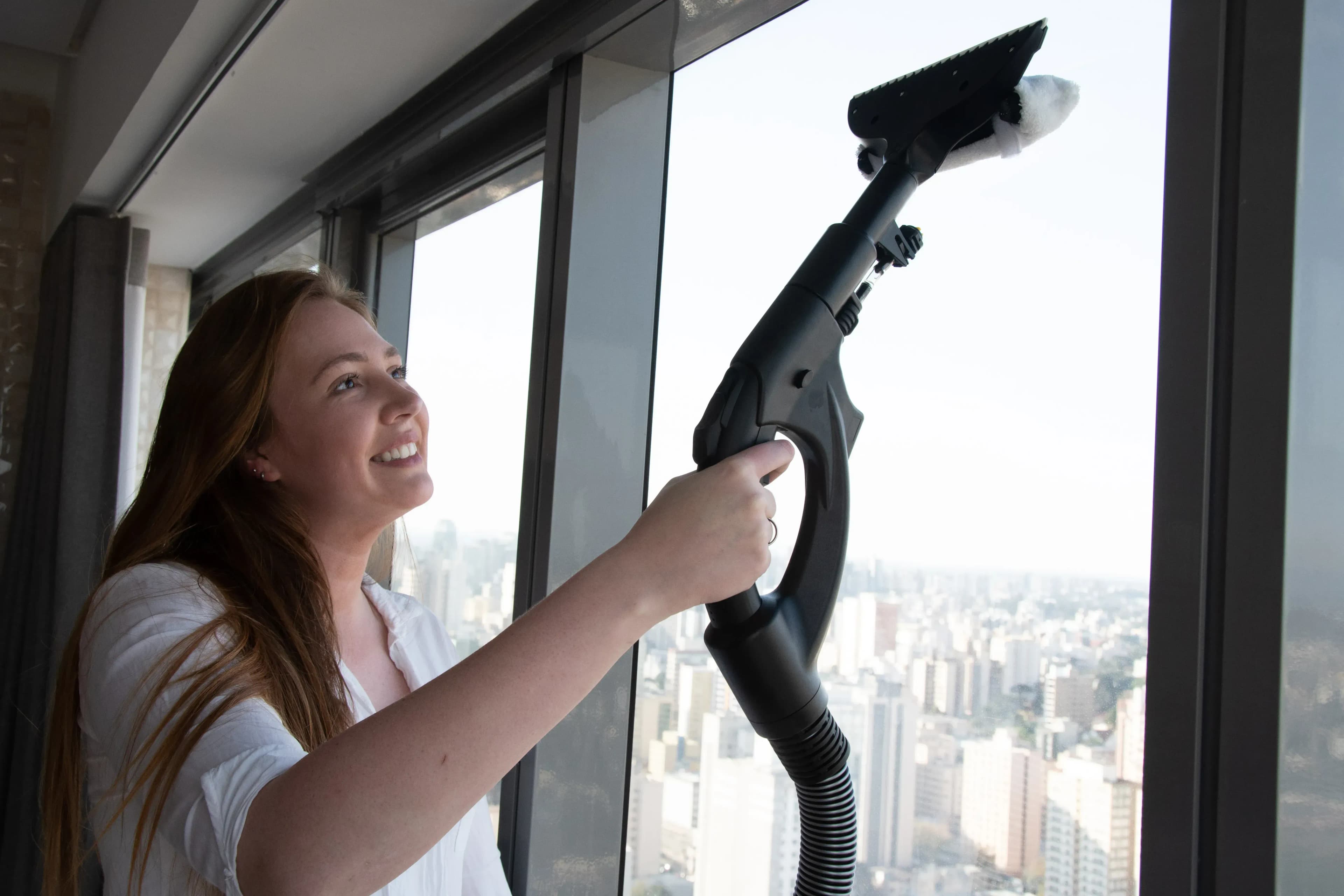 Wie reinigt man Fenster, Böden und Matratzen mit einem Gerät?