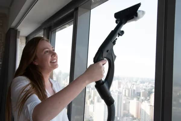 Wie reinigt man Fenster, Böden und Matratzen mit einem Gerät?