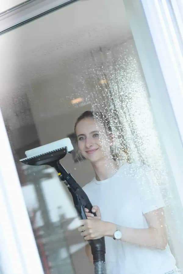 Fenster putzen mit dem Vivenso Wassersauger mit Pumpe